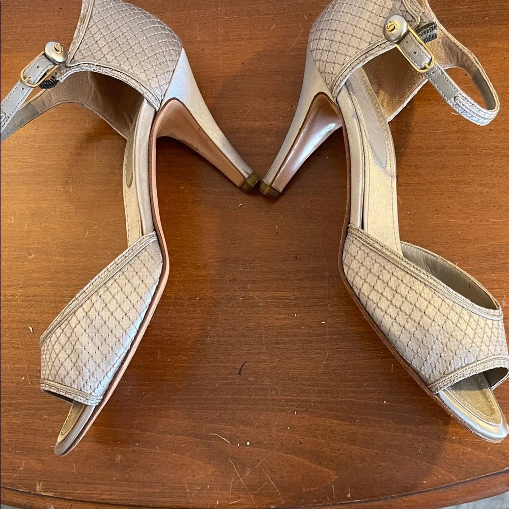 CHANEL silver/grey Textured Heels - Picture 8 of 13
